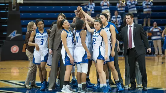 WBB_Team_Huddle