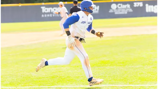 Runner_Rounding_Third