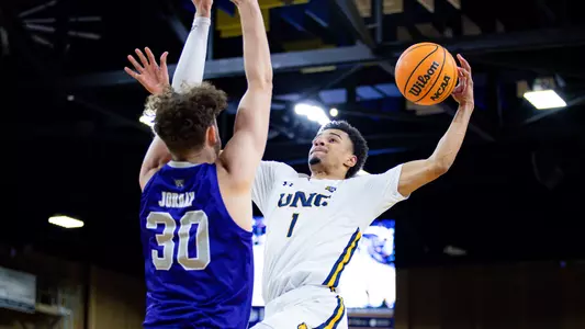 Daylen Kountz going for a dunk