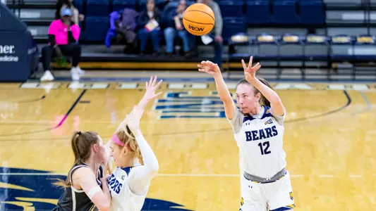 Delaynie Byrne shooting the ball