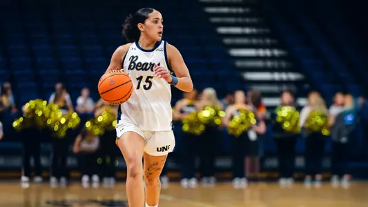 Gabi Fieds Dribbling