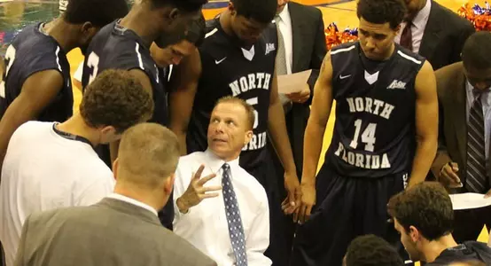 2013-14 MBB huddle