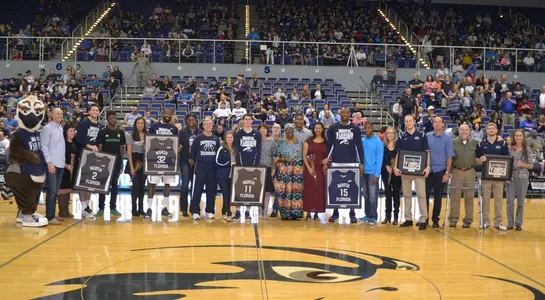 Basketball senior group shot