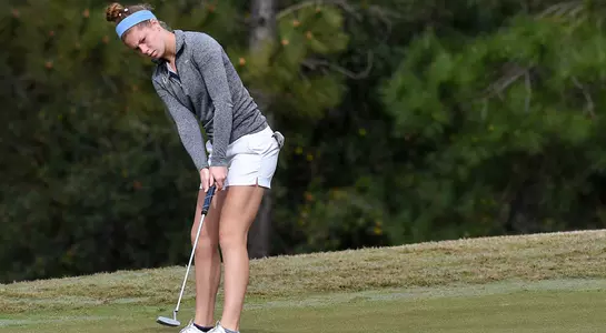 Sydney Shrader hits a putt