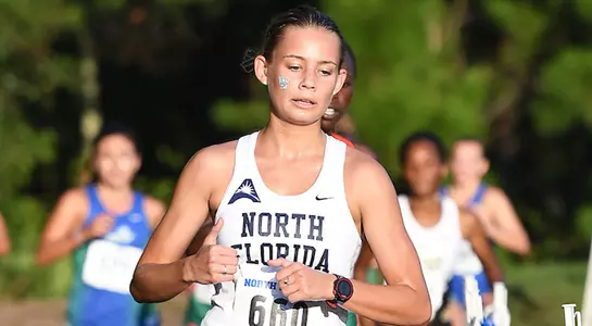 Audrey Carpenter runs in front of the competition