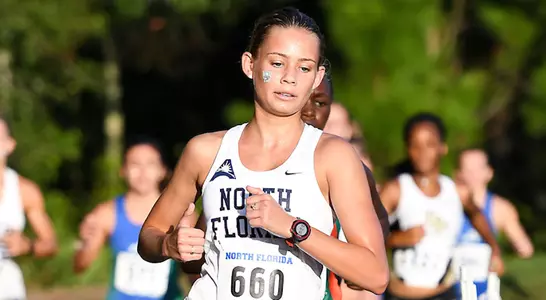 Audrey Carpenter runs in front of the competition
