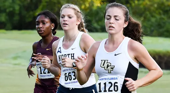 Harley Horsley runs along side the competiton