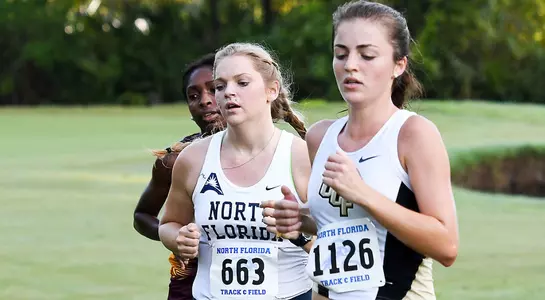 Harley Horsley runs along side the competition