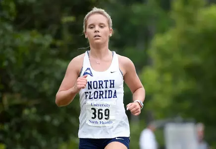 Syd Steele runs on the grass of the UNF XC Invitational