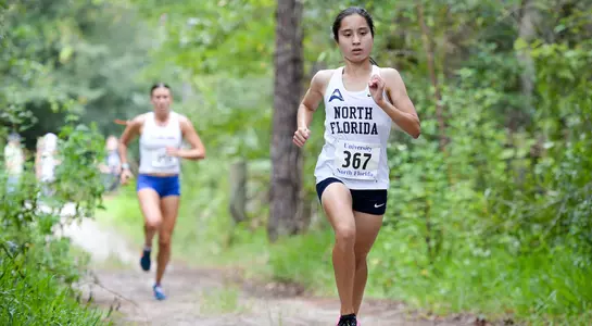 Eden Meyer runs at the front of the pack in the UNF XC Invitational