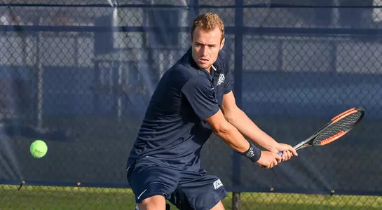 Lasse Muscheites returns the ball via forehand.
