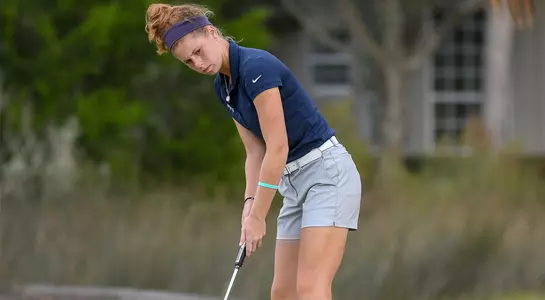 Sydney Shrader rolls a putt on the green at Marsh Landing