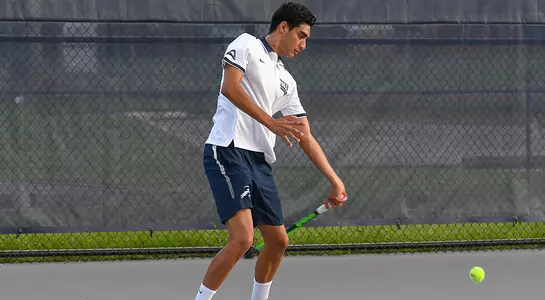 Jorge Nunez rears back for a groundstroke.