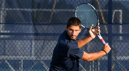 Jefta Kecic returns the tennis ball.
