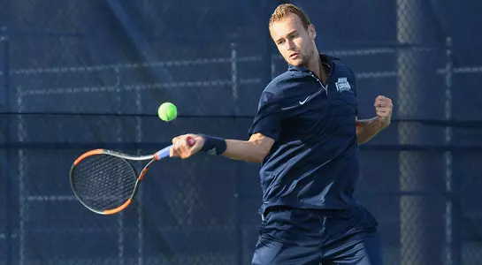 Lasse Muscheites returns the ball with his forehand at the tennis courts.