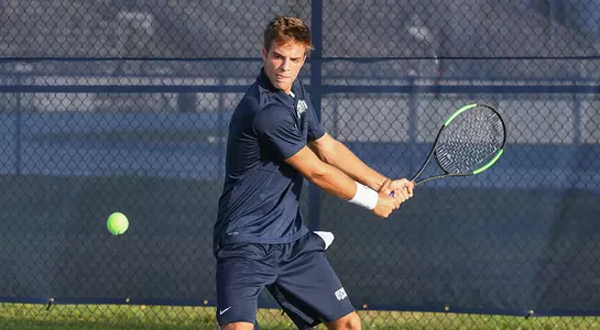 Nilo Duarte returns the tennis ball.