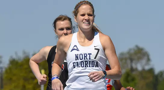 Hallie Grimes leads the group at the finish line