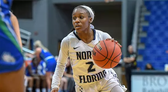 Picture of Ty Purifoy looking over the defense in a game against FGCU.