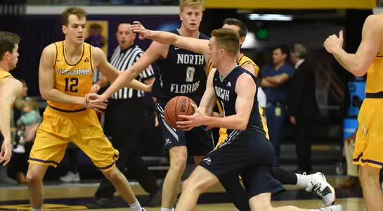 Garrett Sams drives the ball to the basket thru the lane against Lipscomb