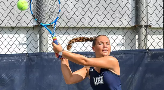 Lea Grinberg hits it back