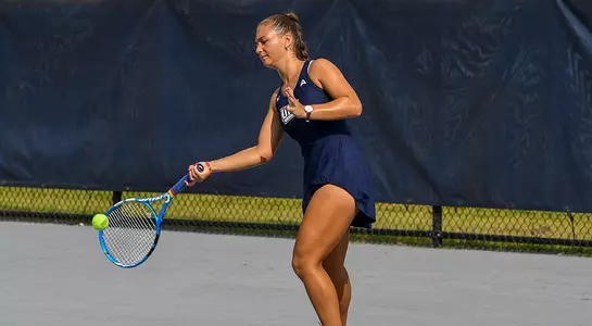 Lea Grinberg with a volley