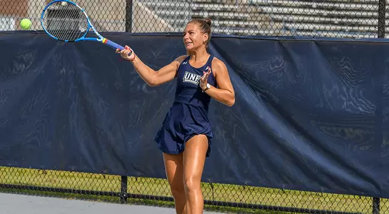 Lea Grinberg hits it over