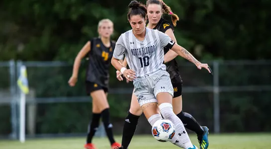Thais Reiss dribbles around a Kennesaw State player