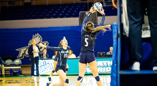 Julianna Askew setting up her teammates