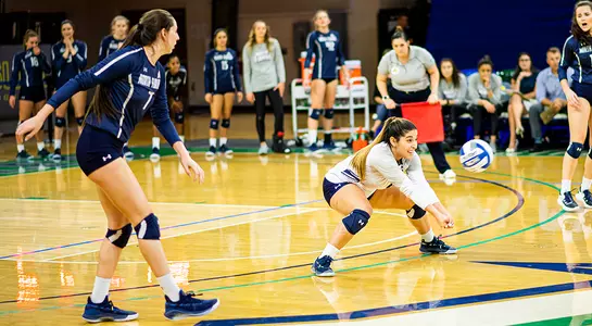 Rocio Moro goes for the dig