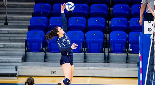 Miriam Stingl goes for the attack