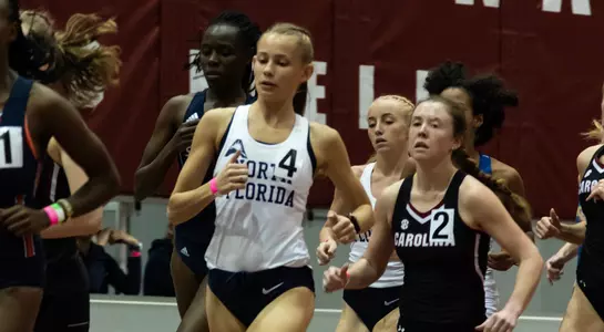 Audrey Carpenter races in the pack of the 5000m