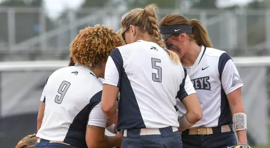 Softball huddles in the circle before the UNI game.