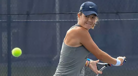 Constanza Gorches hits the tennis with her backhand.