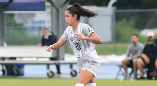 Thais Reiss waits for a pass on the field