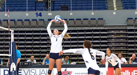 Julianna Askew sets the ball for Emma Dixon