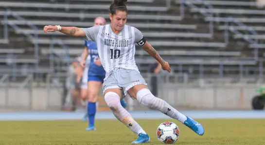 Thais Reiss shoots the ball
