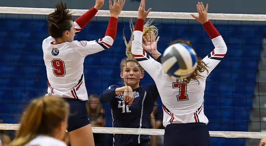 Taryn puts it past the defenders