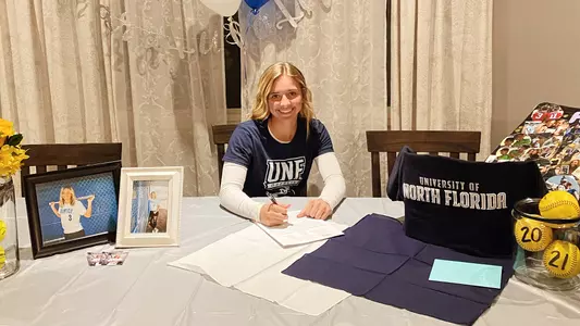 Hadlee Reichert is signing her NLI to play for UNF softball