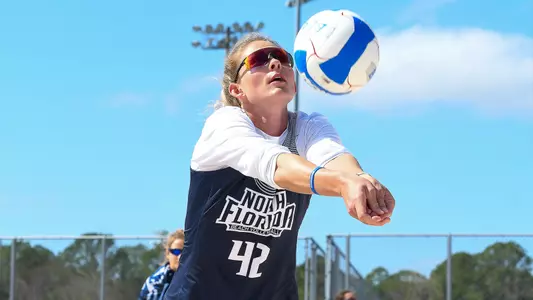 Taryn Griffey reaches for a ball.