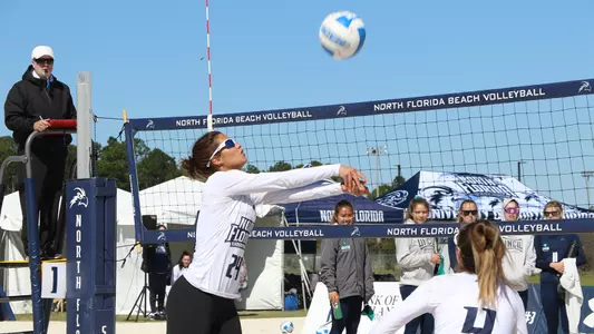 Marisa Rogers gets ready to set the ball.
