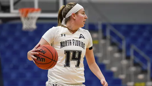 Erin Jones dribbling a basketball.