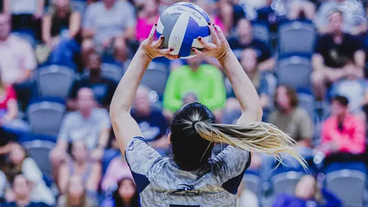 Julianna Askew sets the ball