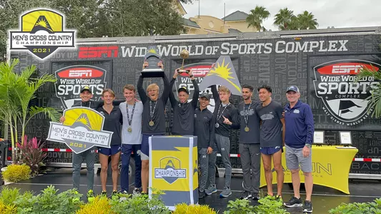 men's cross country championship team photo