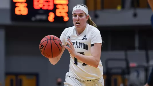 Erin Jones dribbles the ball.