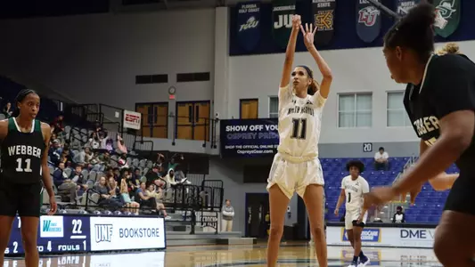 Jazz Bond against Webber shooting free throws