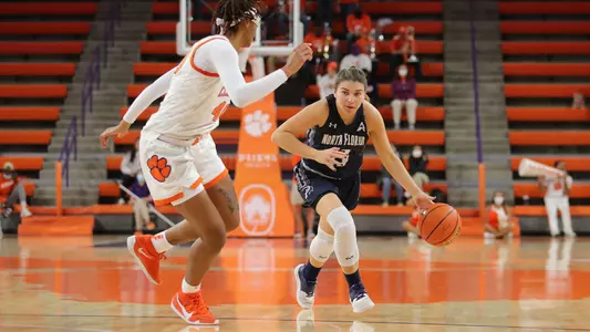 rhetta moore drives to the hoop