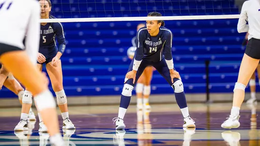 Dariana Hollingsworth-Santana prepares for a serve.