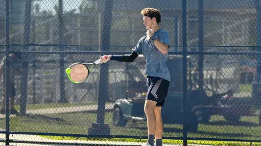 Jonas Hartenstein hits a forehand