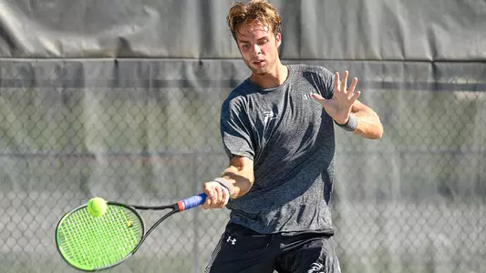 Nilo Duarte hits a forehand