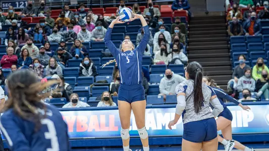 Julianna Askew sets the ball